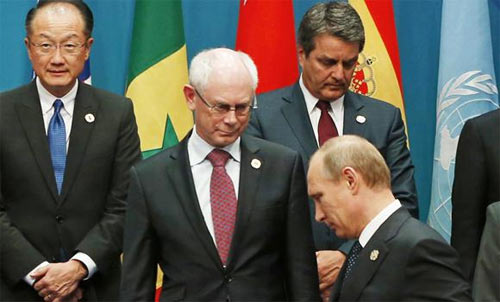 Chẳng ai yêu Trung tá. Người ta trỏ cho Putin chỗ của ông ta trong lịch sử